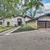 2 Mi to Dtwn: Spacious Angleton Home w/ Courtyard!