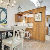 Near Medical Corridor: 'whimsy Wisconsin' Duplex