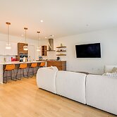 2 Mi to Bank of America Stadium: Townhome w/ Patio