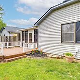 14 Mi to Dtwn Indy: Family Gem w/ Yard