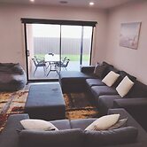 Modern & Cosey 4bedroom House Walk to Beach