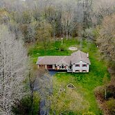 Cozy 4BR Retreat in Quinte West BBQ Backyard