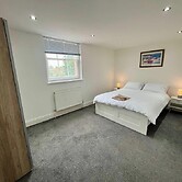 Spacious 4-bed House - Sleeps 11, Garden & Parking