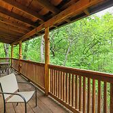 4 Mi to Marina: Cozy Log Cabin in Eureka Springs!