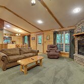 4 Mi to Lake: Wooded Log Cabin in Eureka Springs!