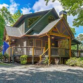 Family Friendly: Hot Tub Haven in Mineral Bluff!