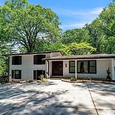 Spacious Home With Outdoor Kitchen & Fenced Yard 4 Bedroom Home