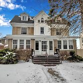 Spacious 4BR Near UB & Niagara Falls - Pet Friendly