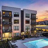 Sleeps 24 4 Modern Midtown Apartments w/ Gym + Pool Walkable to Shops 