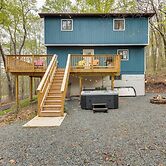 Spacious Family Home w/ 2 Decks in Pocono Lake!