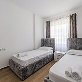 Coastal Chic 2 BDR Apartment