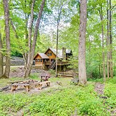 2 Mi to Gsmnp: Peaceful & Scenic Cabin w/ Deck