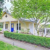 8 Mi to Columbia River Gorge: Cottage w/ Deck!