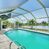 Group Getaway: Luxe Lakeside Gem in Port Charlotte