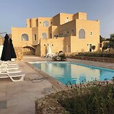 Farmhouse Villa With Large Pool & Garden