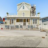 Steps to Shore: Newly Renovated Dewey Beach Home!