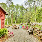 10 Mi to Mtn Resort: Normalville Cabin w/ Balcony!