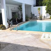 Stylish villa avec parking et piscine