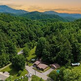 2 Mi to Dtwn: Spacious Gatlinburg Home w/ Hot Tub!