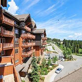 Luxury One Ski Hill 2 Bedroom Ski-in/out Condo at Peak 8