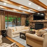 The Horseshoe Hideaway Lake Harmony Cabin w/ Hot Tub & Game Porch