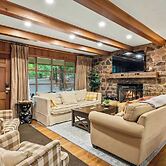 The Horseshoe Hideaway Lake Harmony Cabin w/ Hot Tub & Game Porch