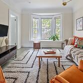 Comfortable 6-bedroom Retreat Minutes to Downtown