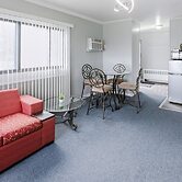 Charming Room w/ Private Bath & Wi-fi in Brownstown!
