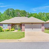 11 Mi to Dtwn Little Rock: Home w/ Large Deck!