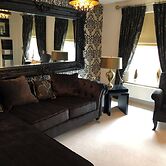 Room-cozy Sheffield Guest Room With Shar