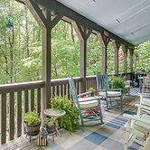 4 Mi to Lake Santeetlah: Cabin w/ Deck & Views