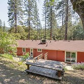 Hike, Boat & More: Cabin w/ Hot Tub in Ahwahnee!