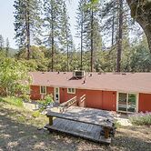 Hike, Boat & More: Cabin w/ Hot Tub in Ahwahnee!