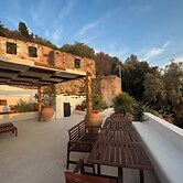 The White House Evgrious, Sleeps 4, Close to Beach