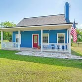 Blanco's Blue Cottage Inn w/ Patio, Grill & Porch