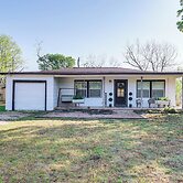 2 Mi to Landa Park: Farmhouse w/ Fire Pit!