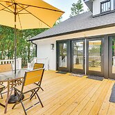 Walk to Uptwn Lexington: Modern Retreat w/ Porch!