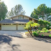 Spacious Retreat With Scenic Mountain Views