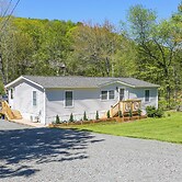 4 Mi to Delaware River: Callicoon Retreat w/ Deck!