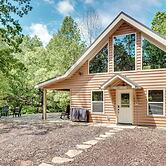 Sip, Hike & Explore: Sleek Retreat in Cleveland!