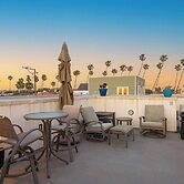 Seventh & Shore Stylish Seal Beach Home w/ Elevator, Fireplace + Bold 