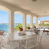 Villa Plemmiria by the Sea by Wonderful Italy