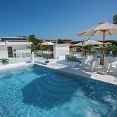 Pineto suites Ac pool and Beach