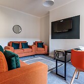 Darlington 4Bd Home: Modern Comfort & Free Parking