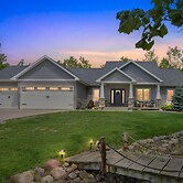Lakeside Retreat With Hot Tub & Game Room 3 Bedroom Home