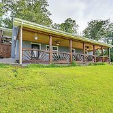 6 Mi to Lake Liberty: Pet-friendly Home w/ Yard