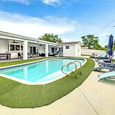 Outdoor Oasis w/ Games: Sleek Hollywood Home!