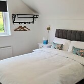 2 Bed Cottage-sleeps 4-private Garden-parking