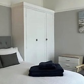 4 bed Studio in Rhyl With Parking - Close to Beach