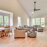 5 Mi to Memorial Stadium & Beach: Modern Townhome